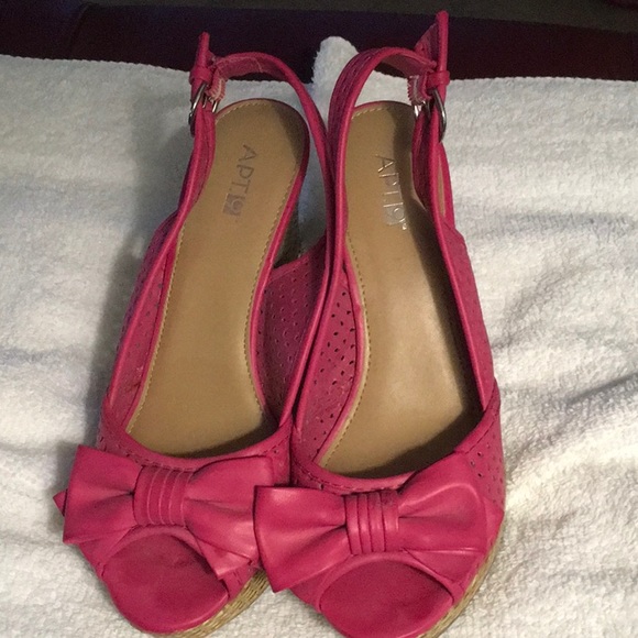 Apt. 9 Shoes - WEDGE SHOES HOT PINK EUC SIZE 7 UNUSUAL W/BOW/TOE